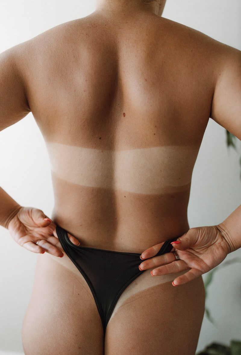 Even, natural-looking organic spray tan result across the back and shoulders